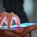 Persona recargando su TAG desde su smartphone.